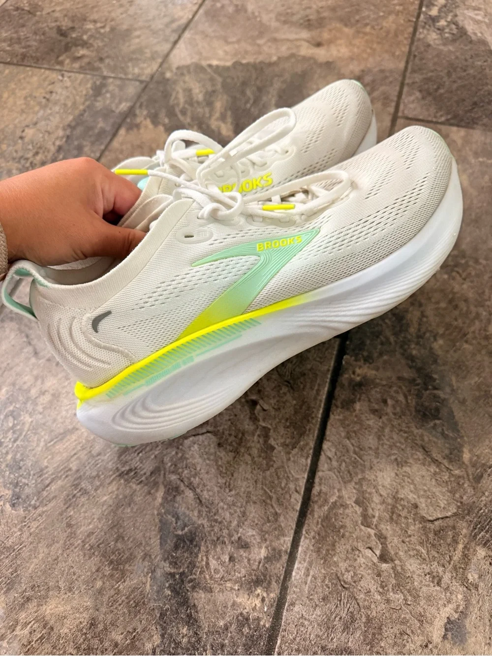 White Brooks Adrenaline GTS 25 Women’s size 10.5